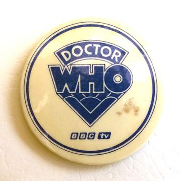 Dr-Who-memorabilia-1970s-BBC-TV-Doctor-Who-badge-vintage-collectables-time-lord-sci-fi