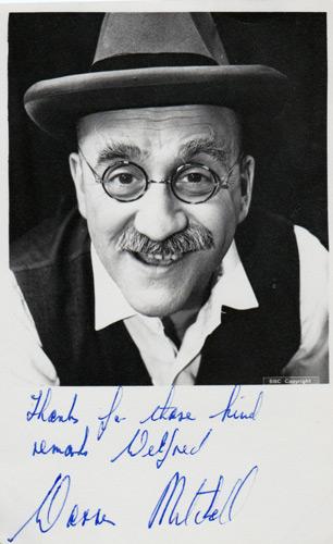 warren-mitchell-signed-tv-memorabilia-television-star-legend-autograph-Till-Death-Us-Do-Part,-Alf-Garnett,-In-Sickness-and-in-Health,-The-Thoughts-of-Chairman-Alf,-Hancock's-Half-Hour,