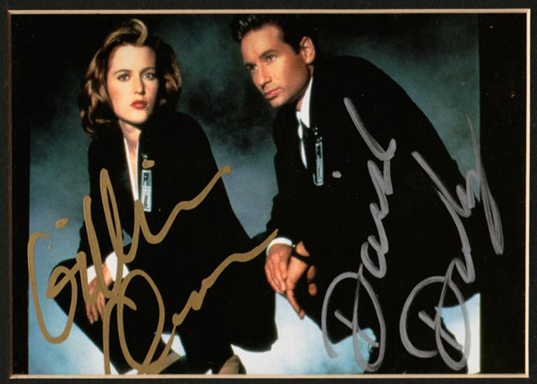 X-Files-Memorabilia-David-Duchovny-autograph-Gillian-Anderson-autograph-signed-tv-memorabilia-Fox-Mulder-Dana-Scully-the-truth-is-out-there-television-collectables-sci-fi